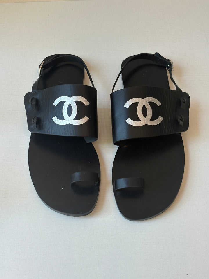 Chanel 2021 Black Leather CC Logo Toe-Ring Sandals
