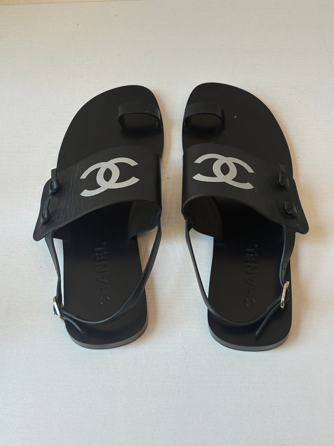 Chanel 2021 Black Leather CC Logo Toe-Ring Sandals