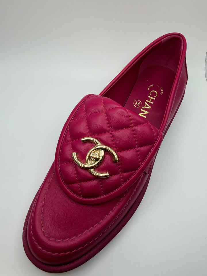 Chanel 2022 Quilted CC Interlock Loafers- Fuchsia Lambskin